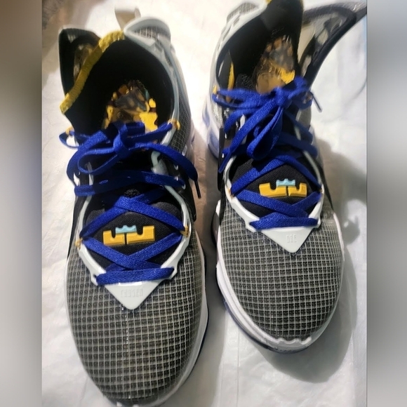 Nike LeBron 19 Hardwood Classic size 9.5 Mens - Picture 3 of 16